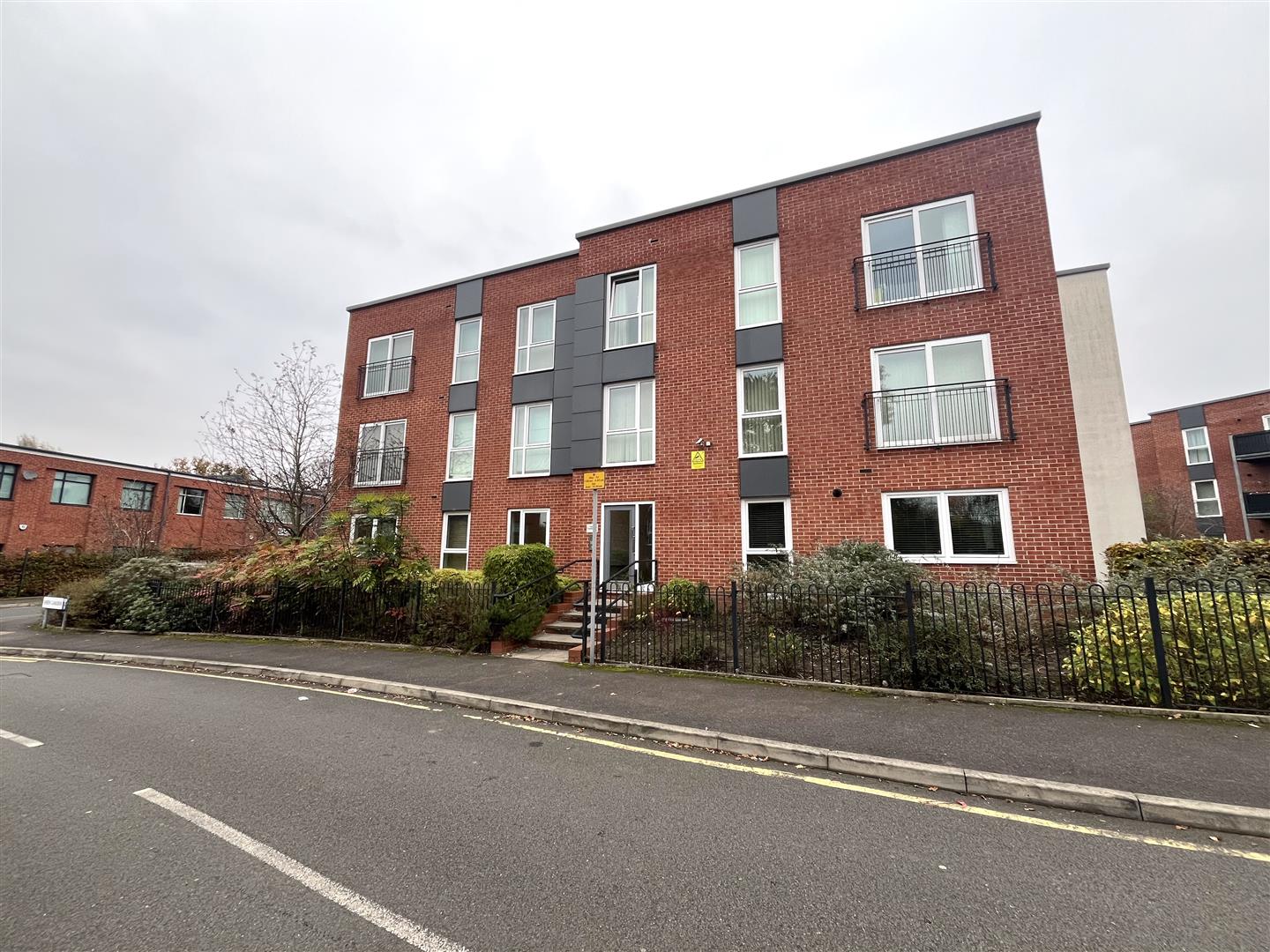 Sheen Gardens, HEALD GREEN